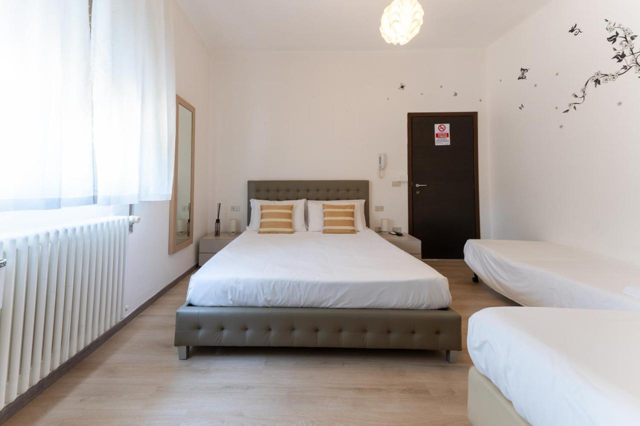Hotel Benaco Mavras ペスキエーラ・デル・ガルダ エクステリア 写真