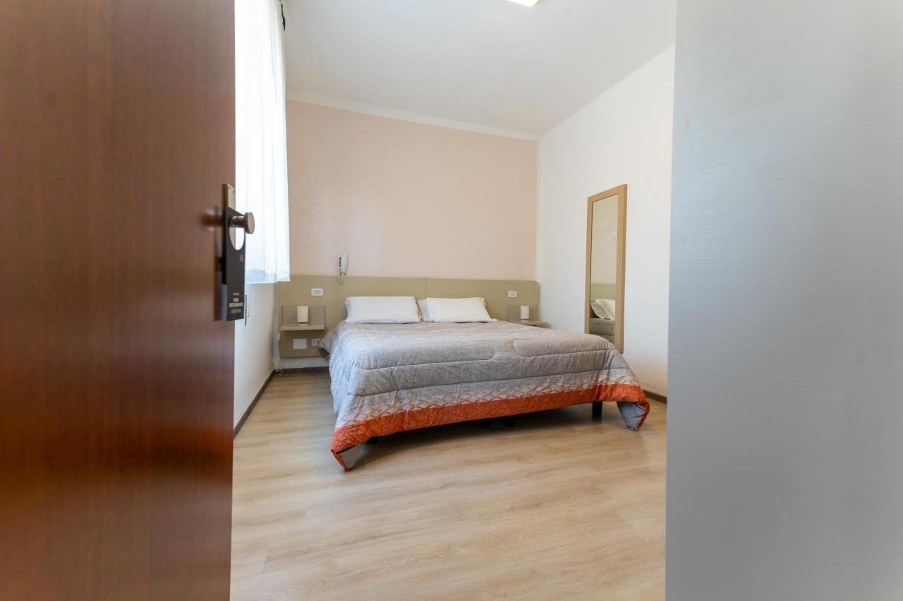Hotel Benaco Mavras ペスキエーラ・デル・ガルダ エクステリア 写真