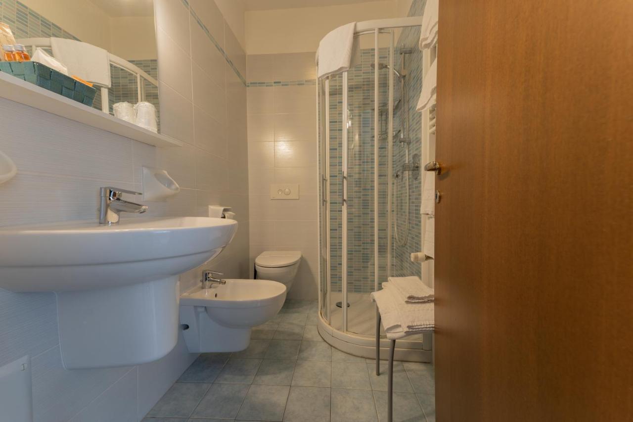 Hotel Benaco Mavras ペスキエーラ・デル・ガルダ エクステリア 写真