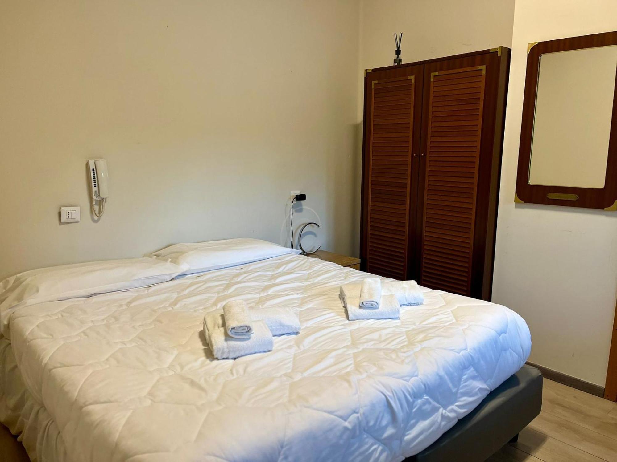 Hotel Benaco Mavras ペスキエーラ・デル・ガルダ エクステリア 写真