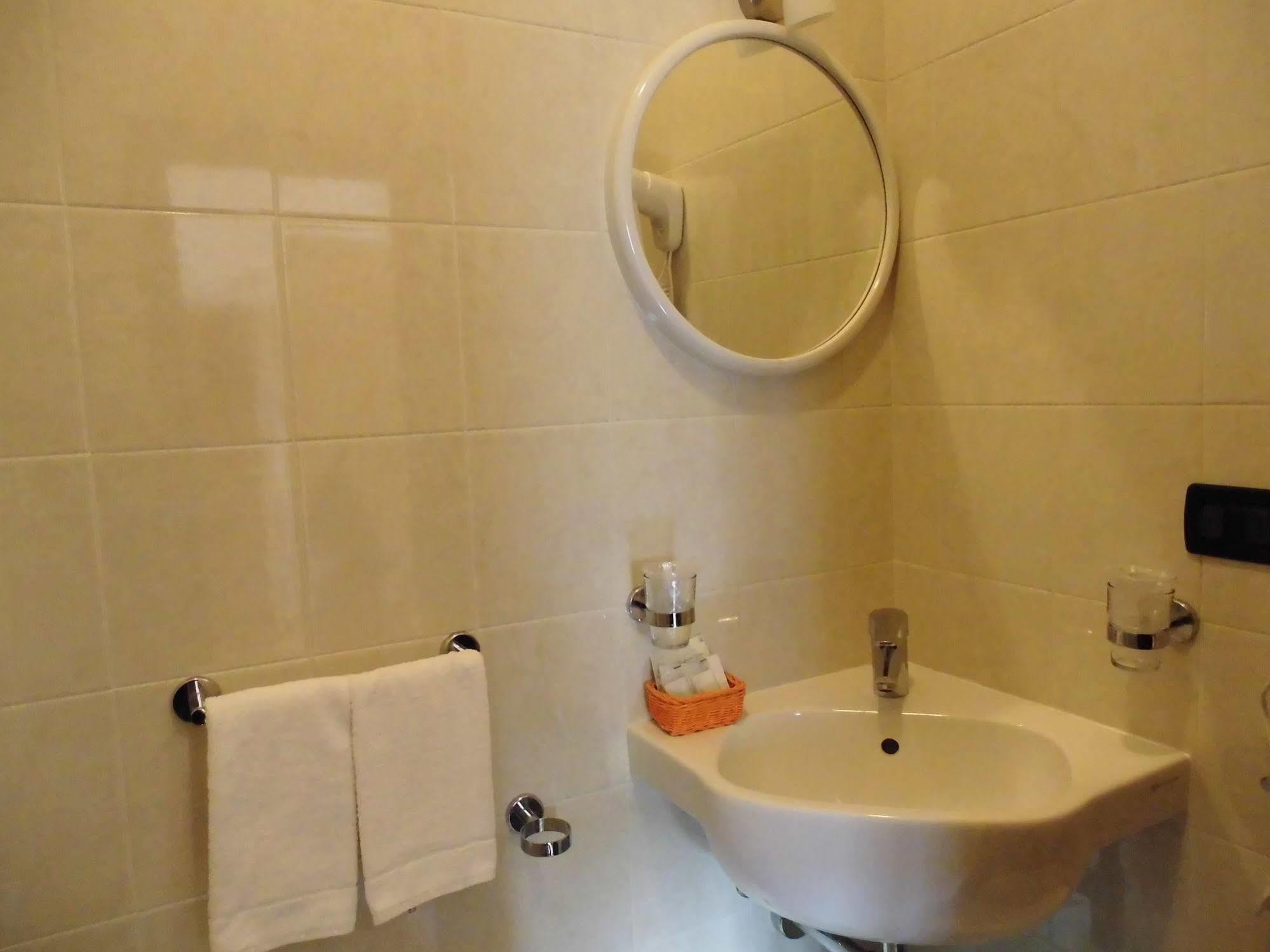 Hotel Benaco Mavras ペスキエーラ・デル・ガルダ エクステリア 写真